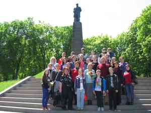 Спільне фото з генеральним директором Шевченківського національного заповідника М.В.Піняком  біля пам'ятника  Т.Г.Шевченку