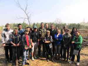 Юні нетішинські лісівники готові до навчальної  лісогосподарської праці у весняному лісі.