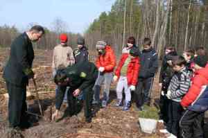 Юних нетішинських лісівників навчають садити ліс досвідчені лісівники-наставники.
